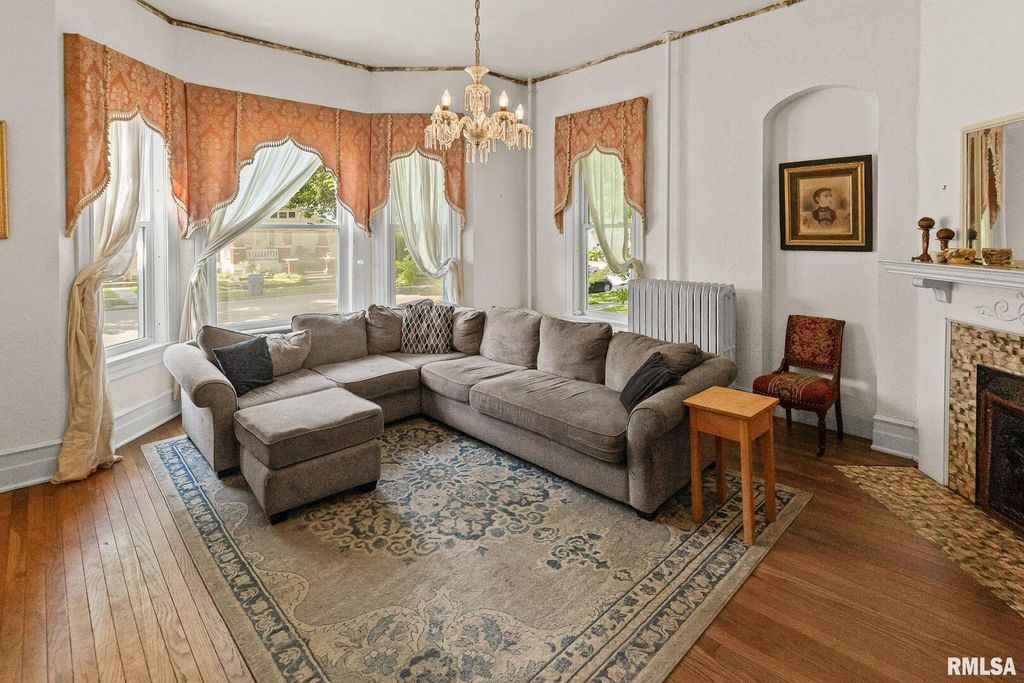 Image 4 of property listing at 404 W BROADWAY Street, Centralia, IL 62801