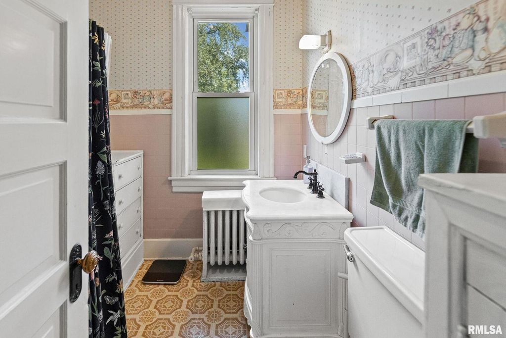 Image 31 of property listing at 404 W BROADWAY Street, Centralia, IL 62801