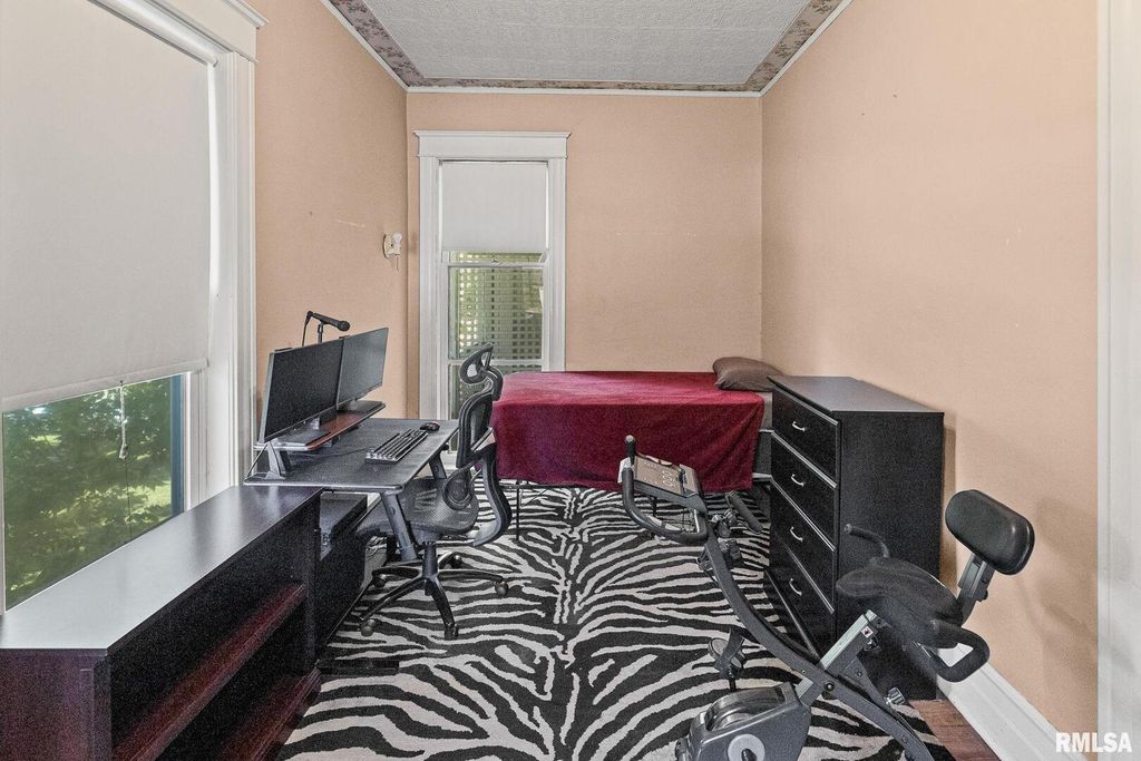 Image 33 of property listing at 404 W BROADWAY Street, Centralia, IL 62801