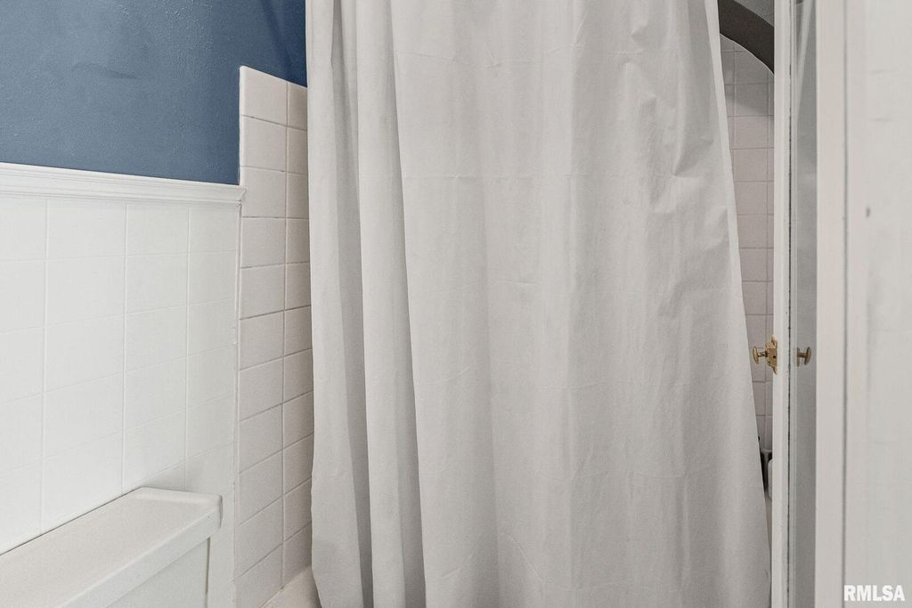 Image 38 of property listing at 404 W BROADWAY Street, Centralia, IL 62801