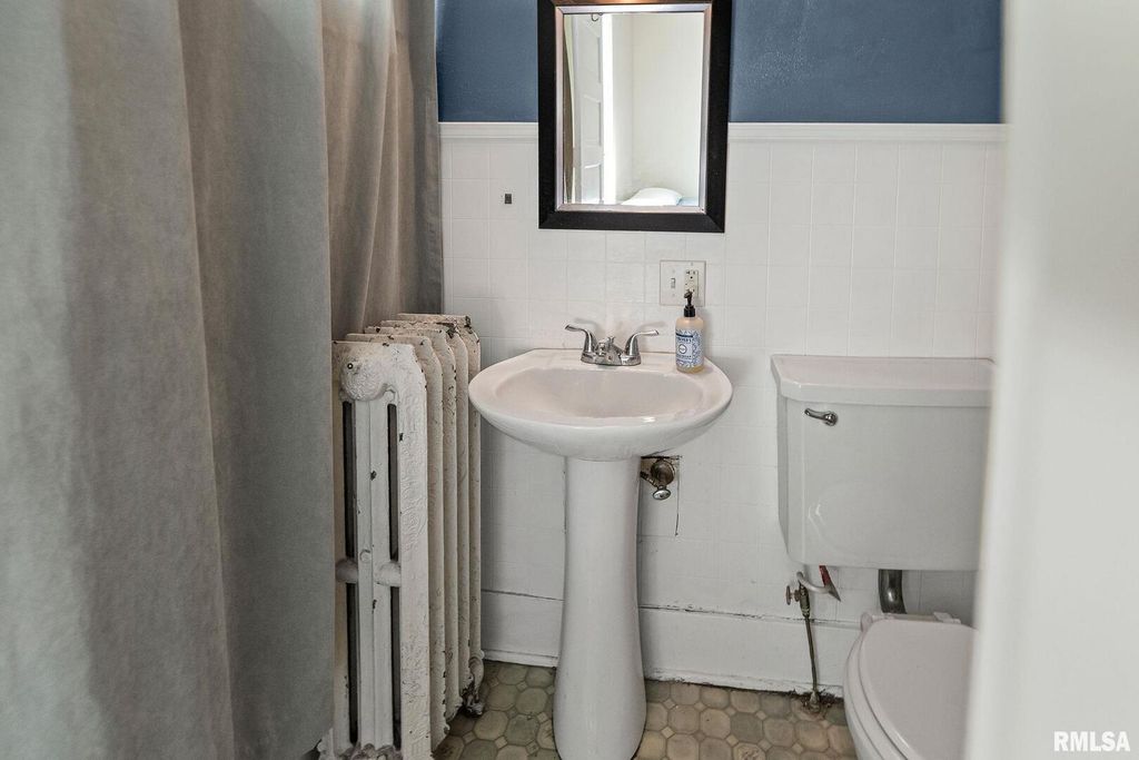 Image 39 of property listing at 404 W BROADWAY Street, Centralia, IL 62801