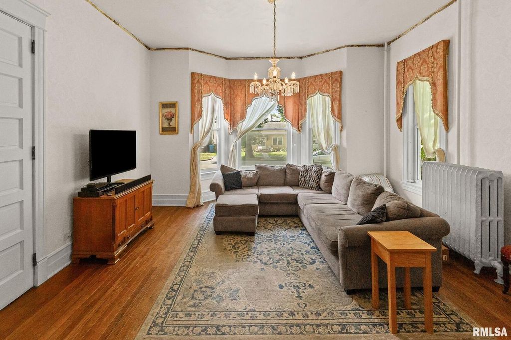 Image 5 of property listing at 404 W BROADWAY Street, Centralia, IL 62801