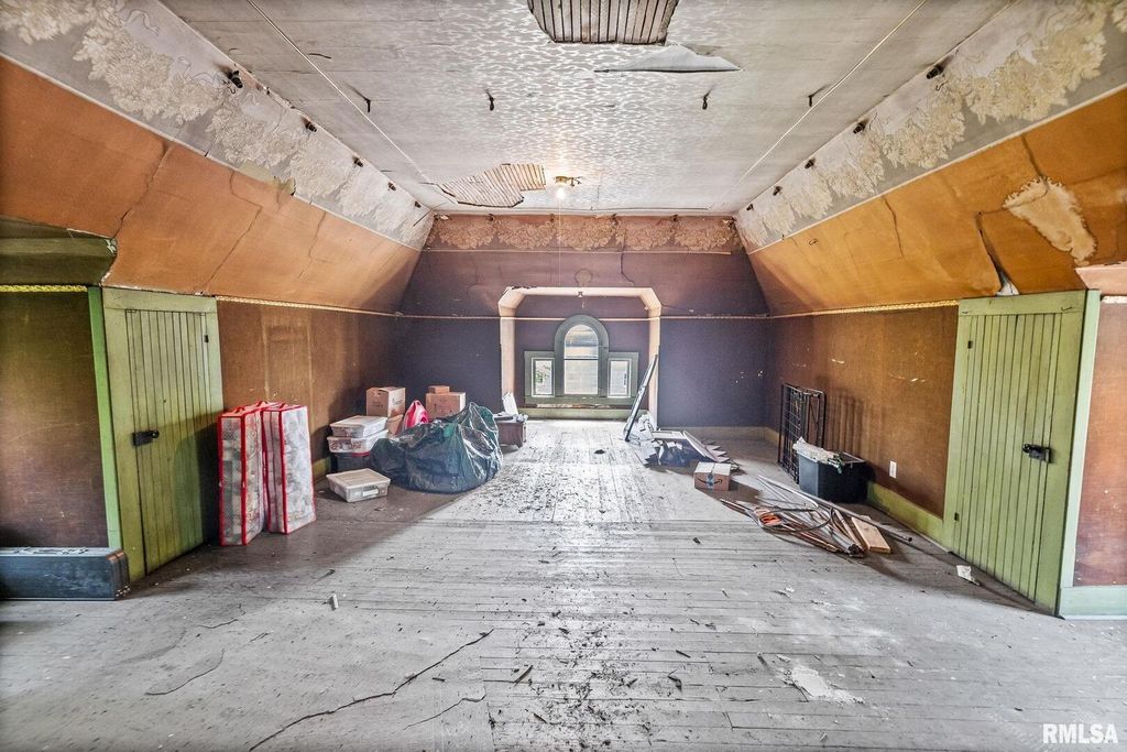 Image 41 of property listing at 404 W BROADWAY Street, Centralia, IL 62801