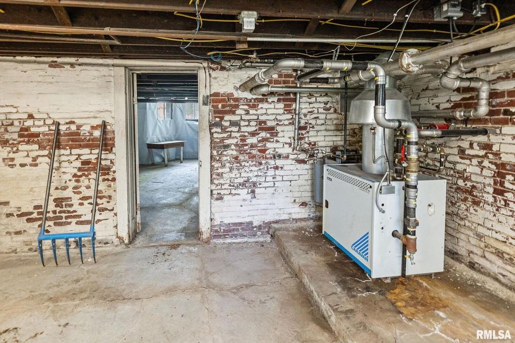 Image 43 of property listing at 404 W BROADWAY Street, Centralia, IL 62801