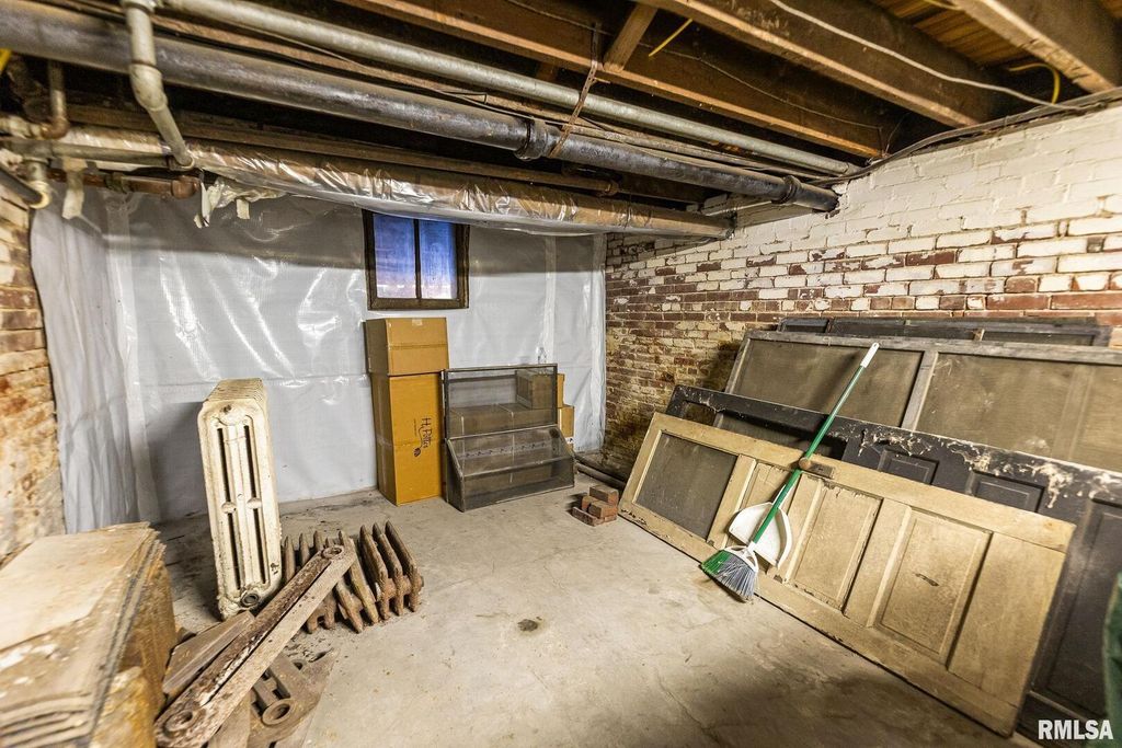 Image 45 of property listing at 404 W BROADWAY Street, Centralia, IL 62801