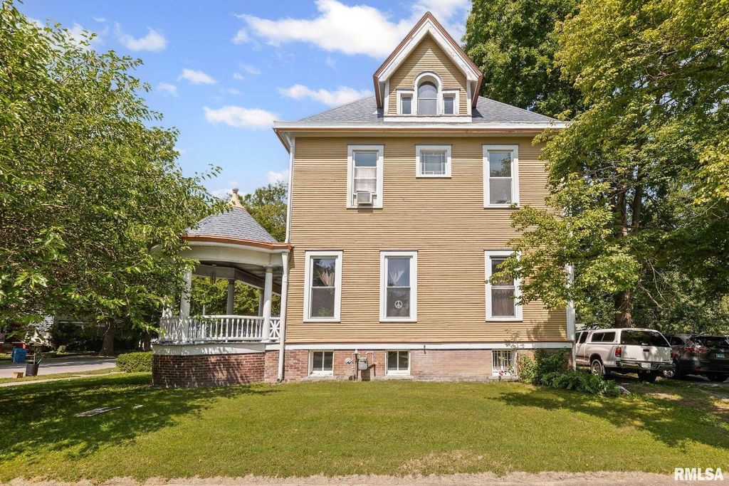 Image 46 of property listing at 404 W BROADWAY Street, Centralia, IL 62801