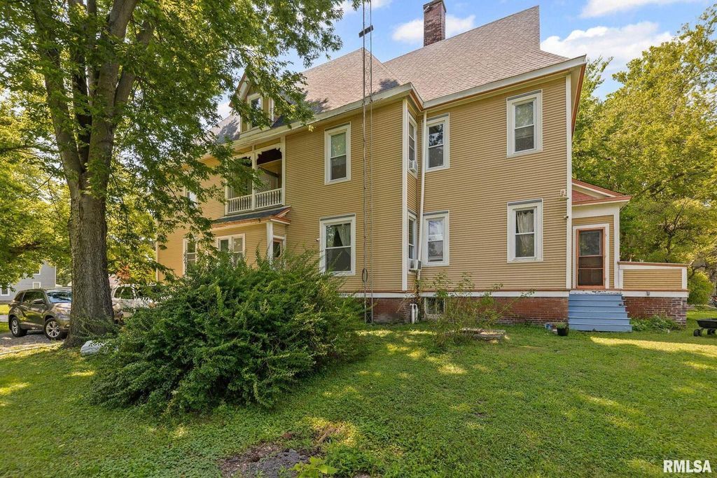 Image 47 of property listing at 404 W BROADWAY Street, Centralia, IL 62801