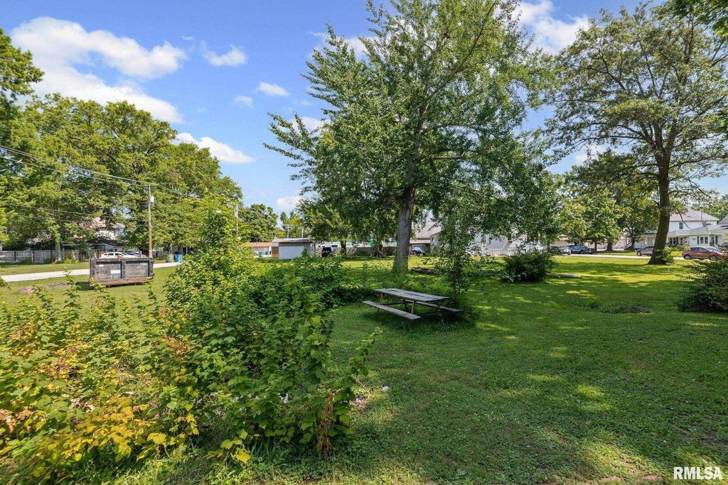 Image 48 of property listing at 404 W BROADWAY Street, Centralia, IL 62801