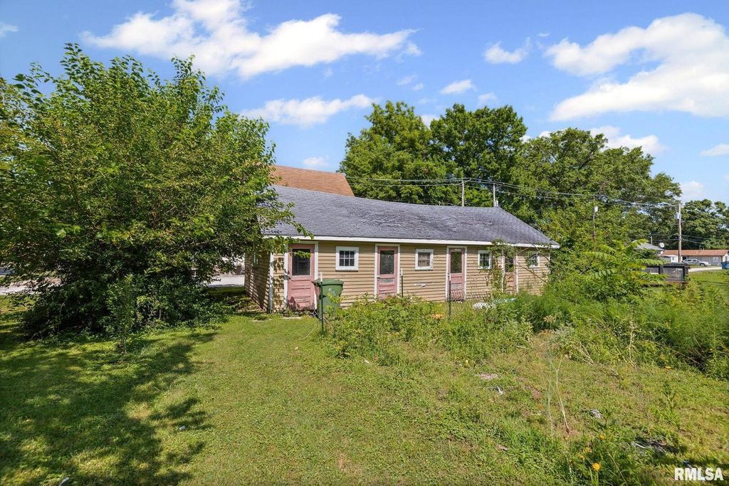 Image 49 of property listing at 404 W BROADWAY Street, Centralia, IL 62801