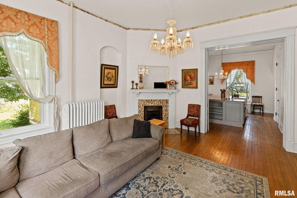 Image 6 of property listing at 404 W BROADWAY Street, Centralia, IL 62801