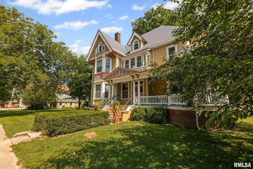 Image 51 of property listing at 404 W BROADWAY Street, Centralia, IL 62801