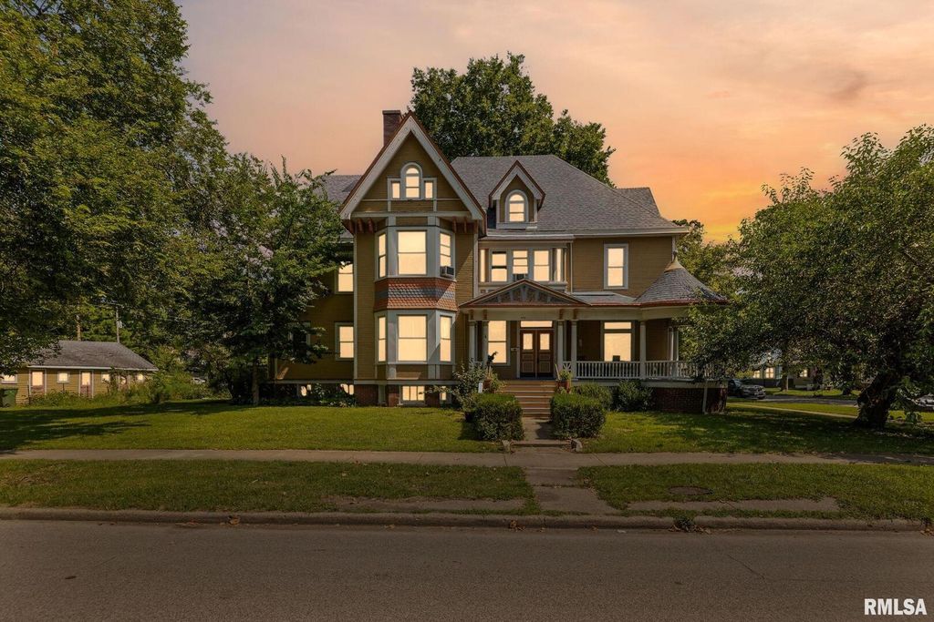 Image 53 of property listing at 404 W BROADWAY Street, Centralia, IL 62801