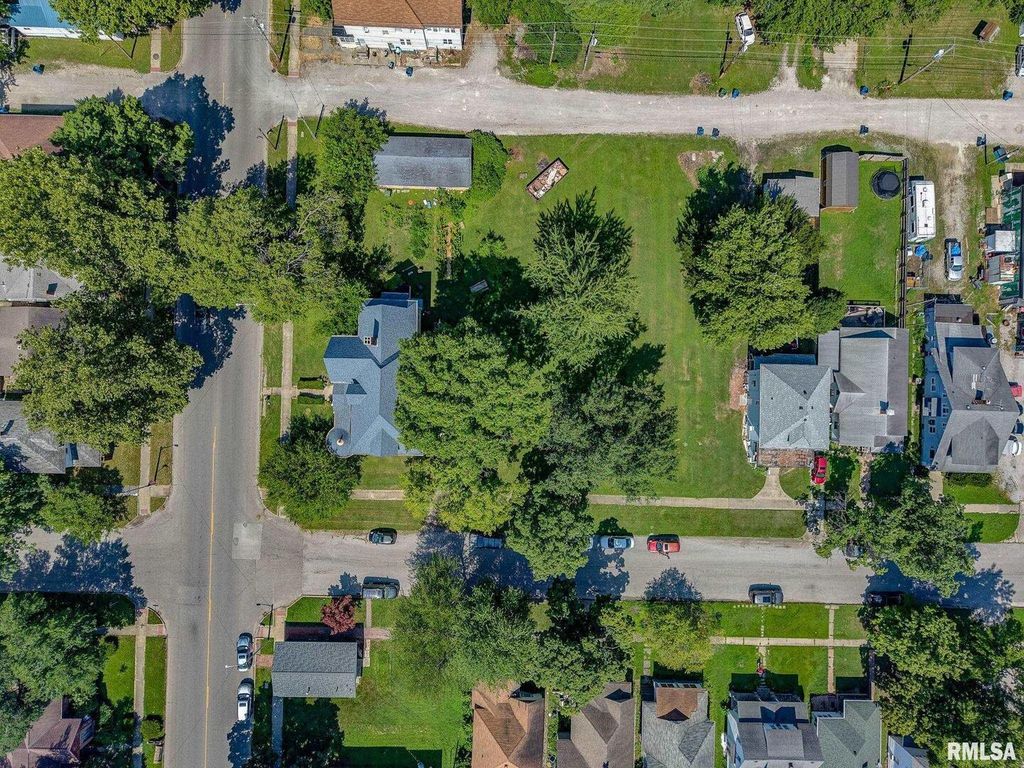 Image 55 of property listing at 404 W BROADWAY Street, Centralia, IL 62801