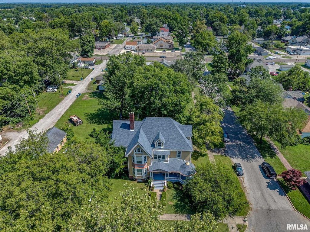 Image 58 of property listing at 404 W BROADWAY Street, Centralia, IL 62801