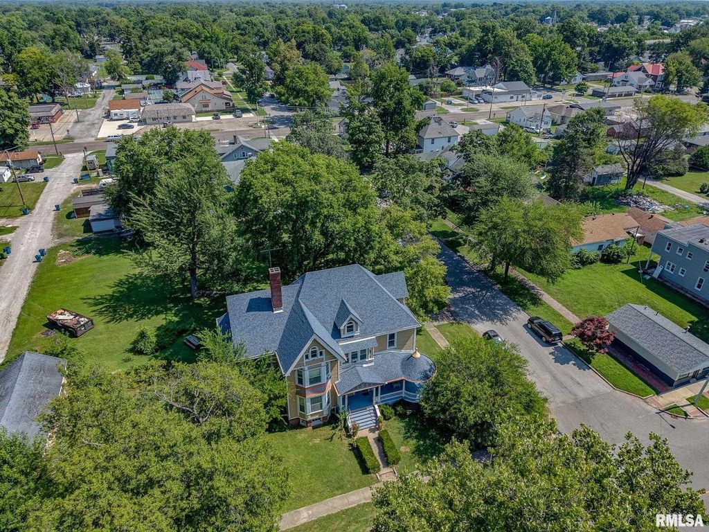 Image 59 of property listing at 404 W BROADWAY Street, Centralia, IL 62801