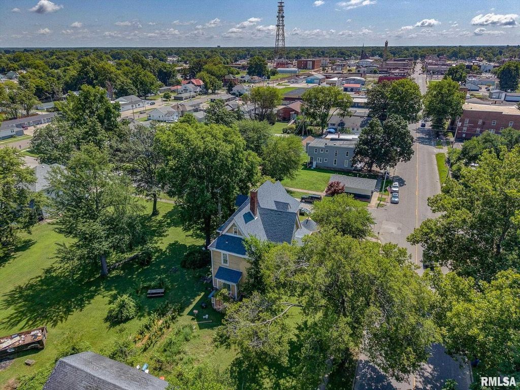 Image 60 of property listing at 404 W BROADWAY Street, Centralia, IL 62801