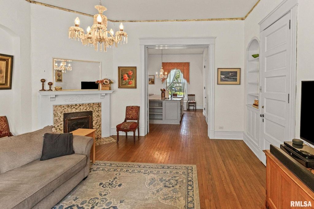 Image 7 of property listing at 404 W BROADWAY Street, Centralia, IL 62801