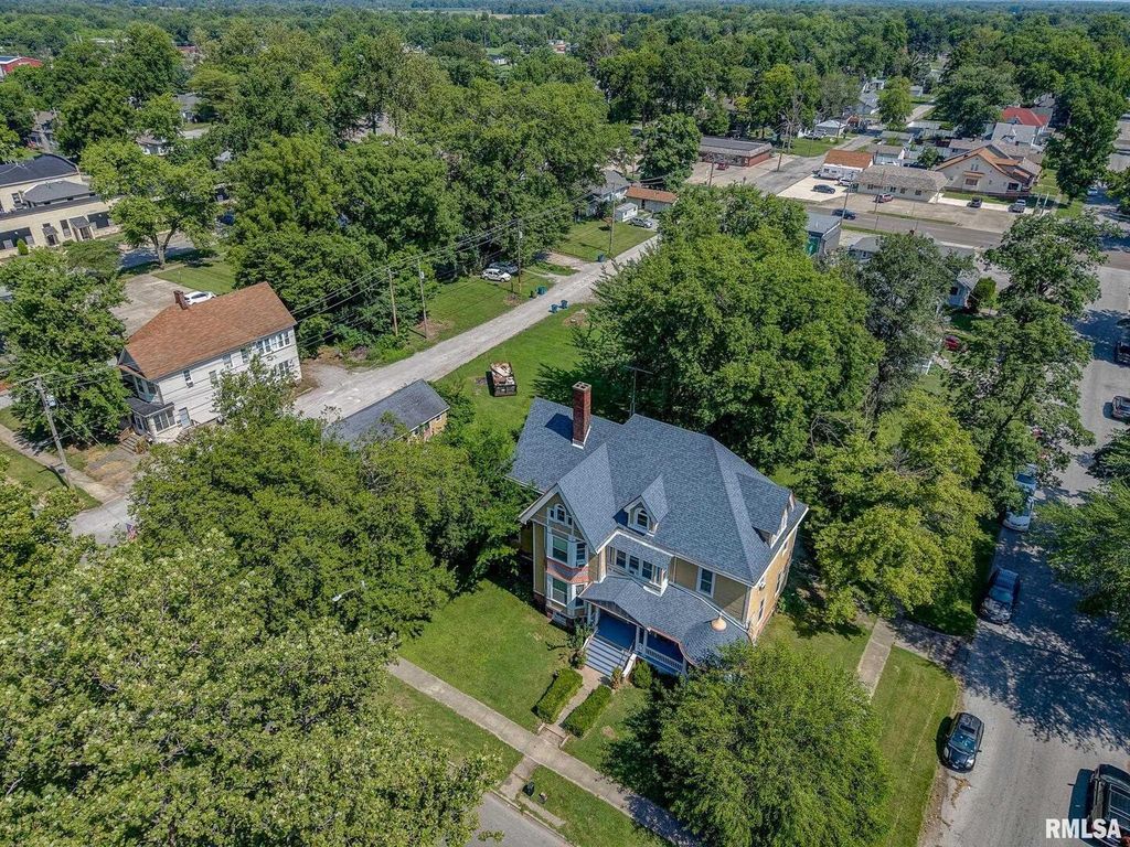 Image 61 of property listing at 404 W BROADWAY Street, Centralia, IL 62801