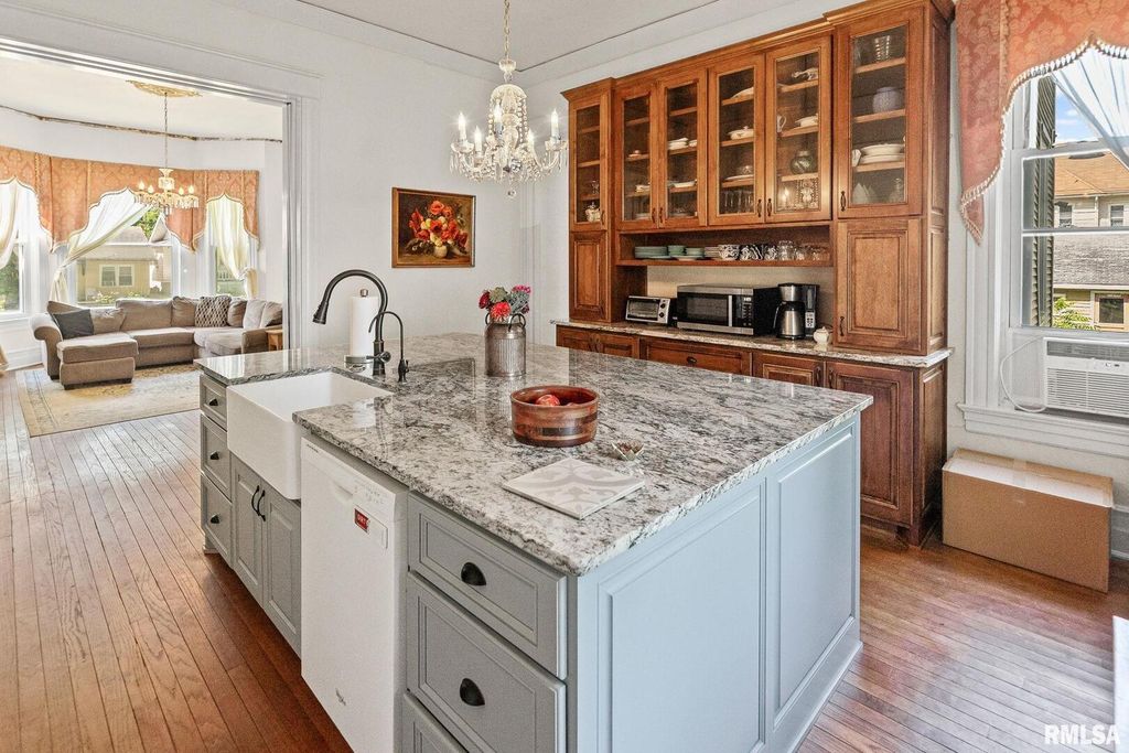 Image 8 of property listing at 404 W BROADWAY Street, Centralia, IL 62801