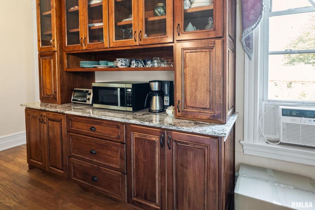 Image 9 of property listing at 404 W BROADWAY Street, Centralia, IL 62801