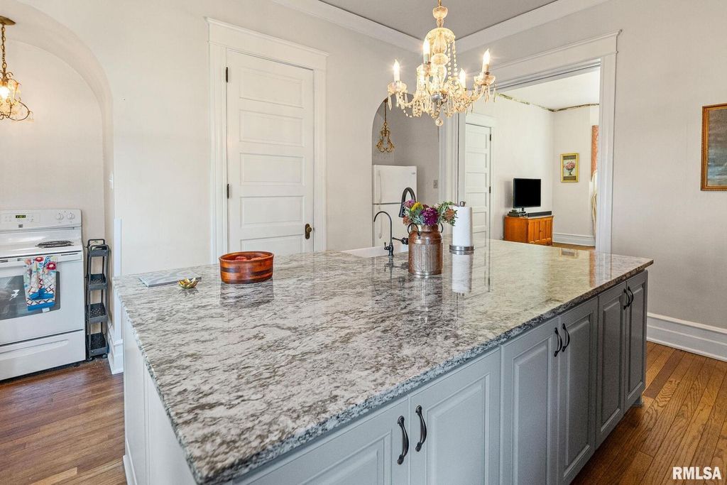 Image 10 of property listing at 404 W BROADWAY Street, Centralia, IL 62801