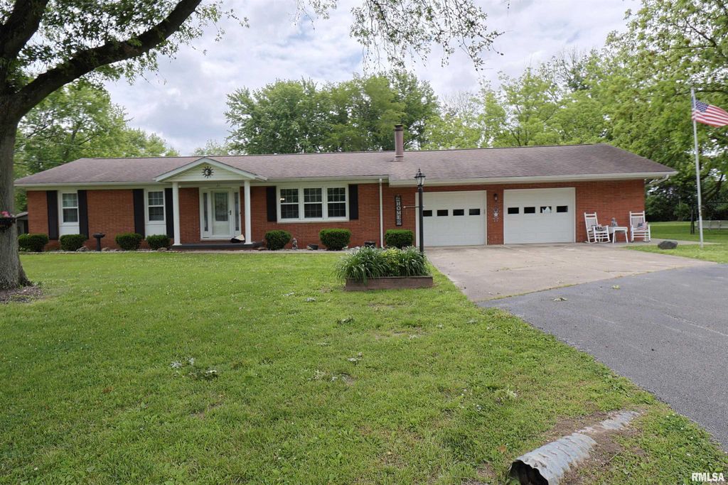 Image 1 of property listing at 21 CRESTWOOD, Centralia, IL 62801