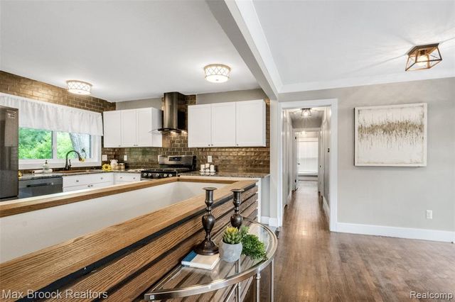 2905 Lahser Road, Bloomfield Hills, MI 48304