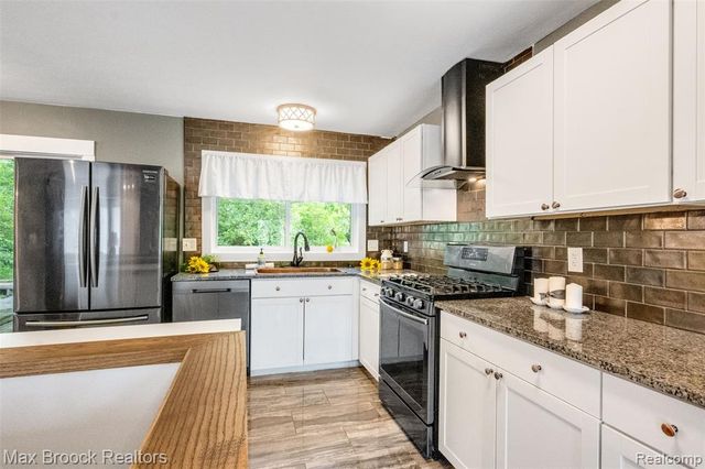 2905 Lahser Road, Bloomfield Hills, MI 48304