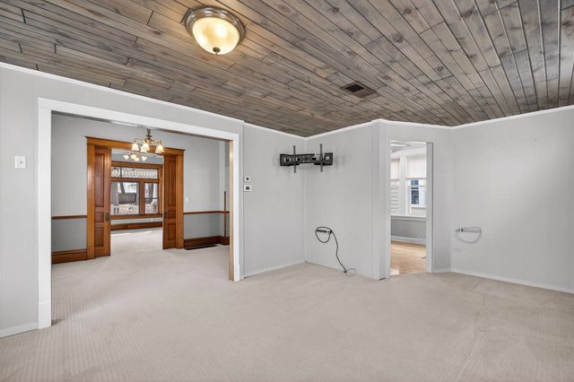 220 E Dover Court, Davenport, IA 52803