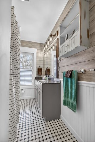 220 E Dover Court, Davenport, IA 52803