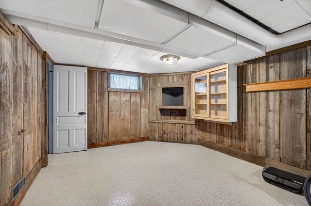 220 E Dover Court, Davenport, IA 52803