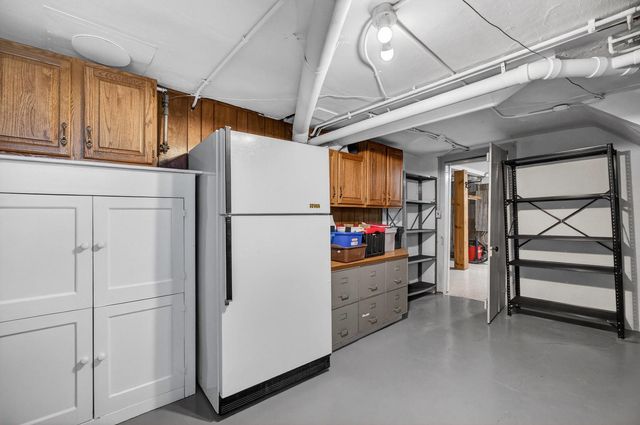 220 E Dover Court, Davenport, IA 52803