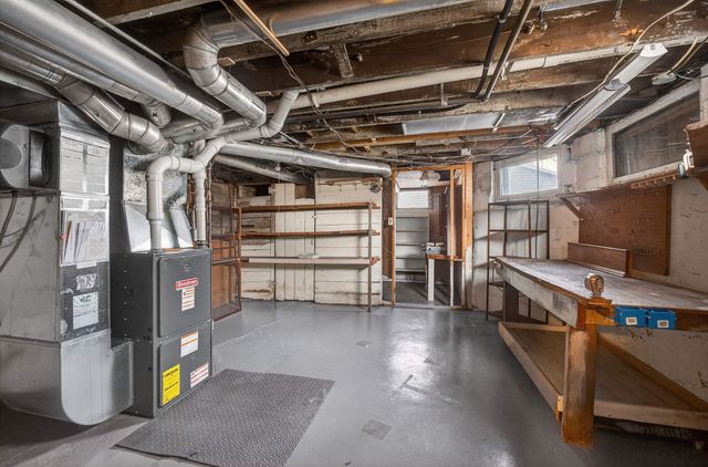 220 E Dover Court, Davenport, IA 52803