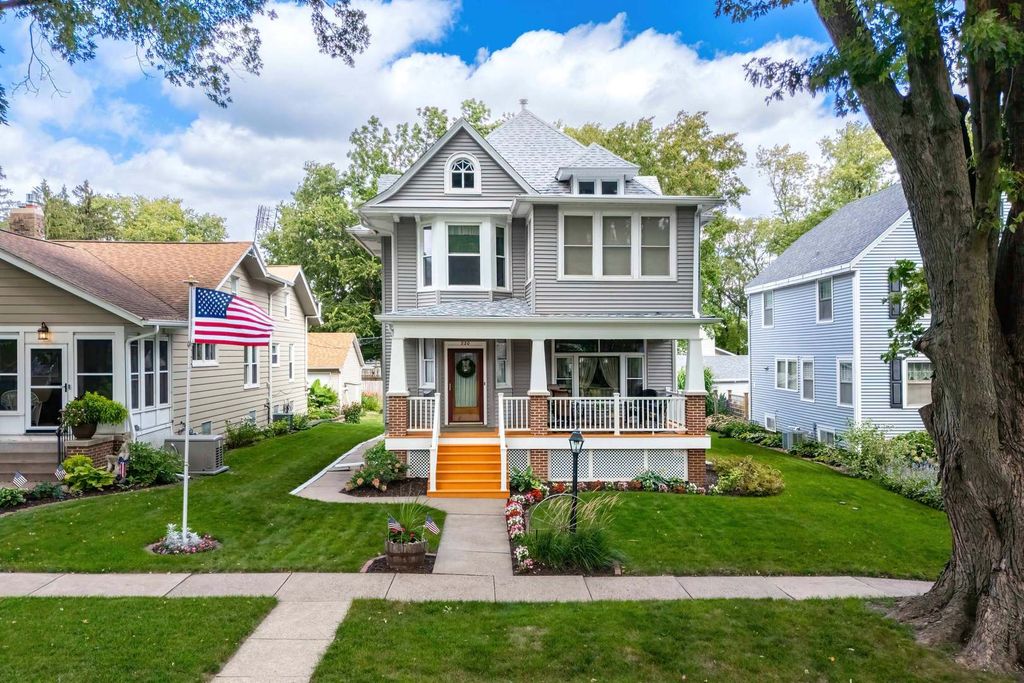 220 E Dover Court, Davenport, IA 52803