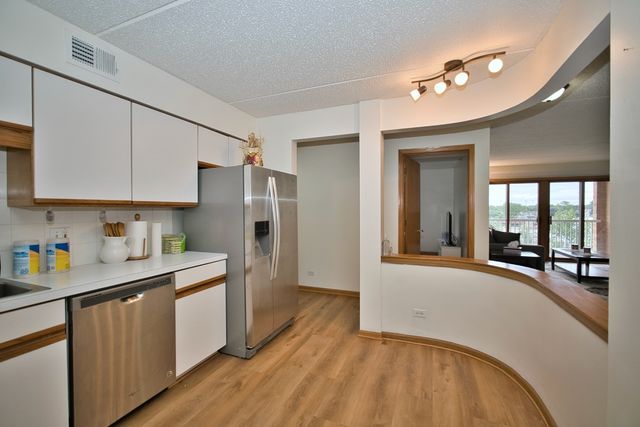 7450 N Waukegan Road 404, Niles, IL 60714