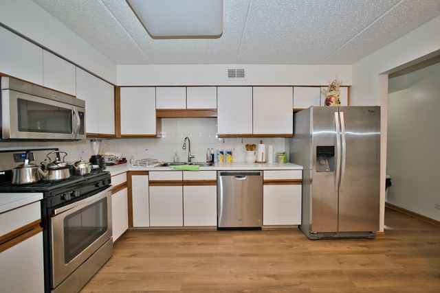 7450 N Waukegan Road 404, Niles, IL 60714