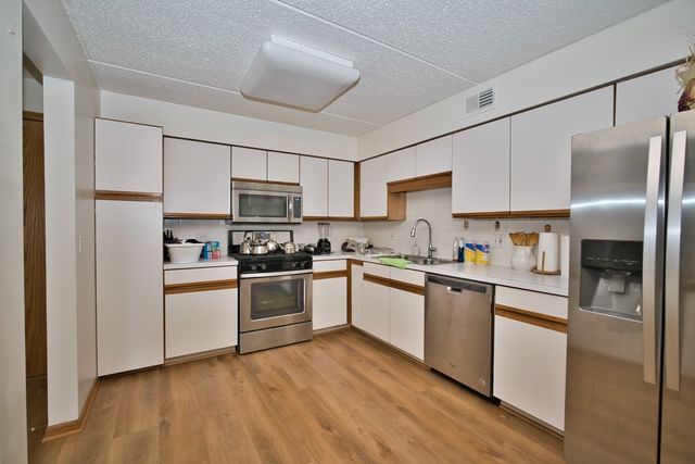 7450 N Waukegan Road 404, Niles, IL 60714