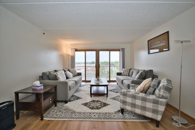 7450 N Waukegan Road 404, Niles, IL 60714