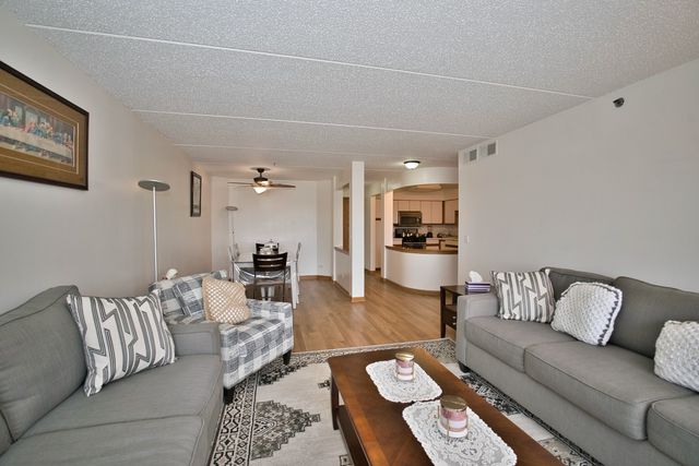 7450 N Waukegan Road 404, Niles, IL 60714