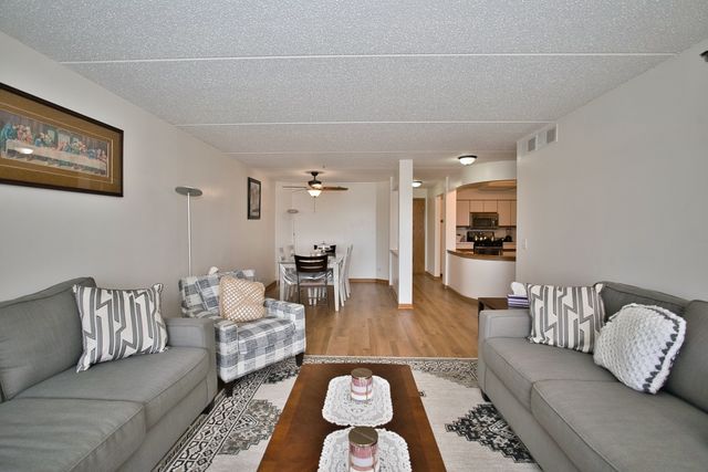 7450 N Waukegan Road 404, Niles, IL 60714