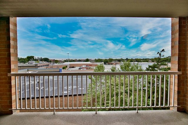 7450 N Waukegan Road 404, Niles, IL 60714