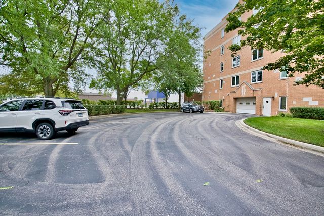 7450 N Waukegan Road 404, Niles, IL 60714
