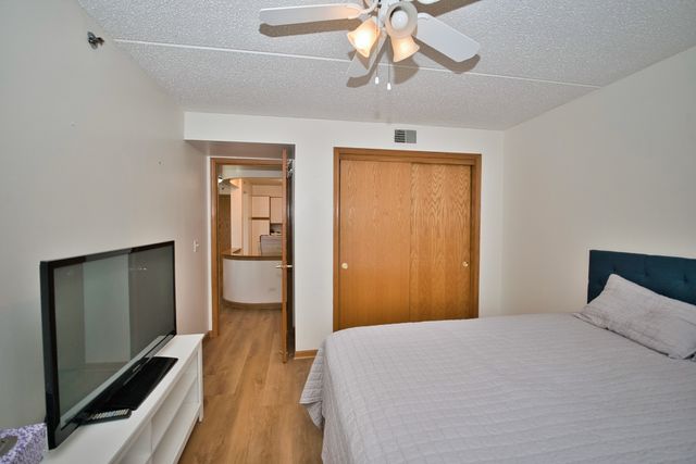 7450 N Waukegan Road 404, Niles, IL 60714