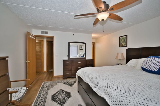 7450 N Waukegan Road 404, Niles, IL 60714