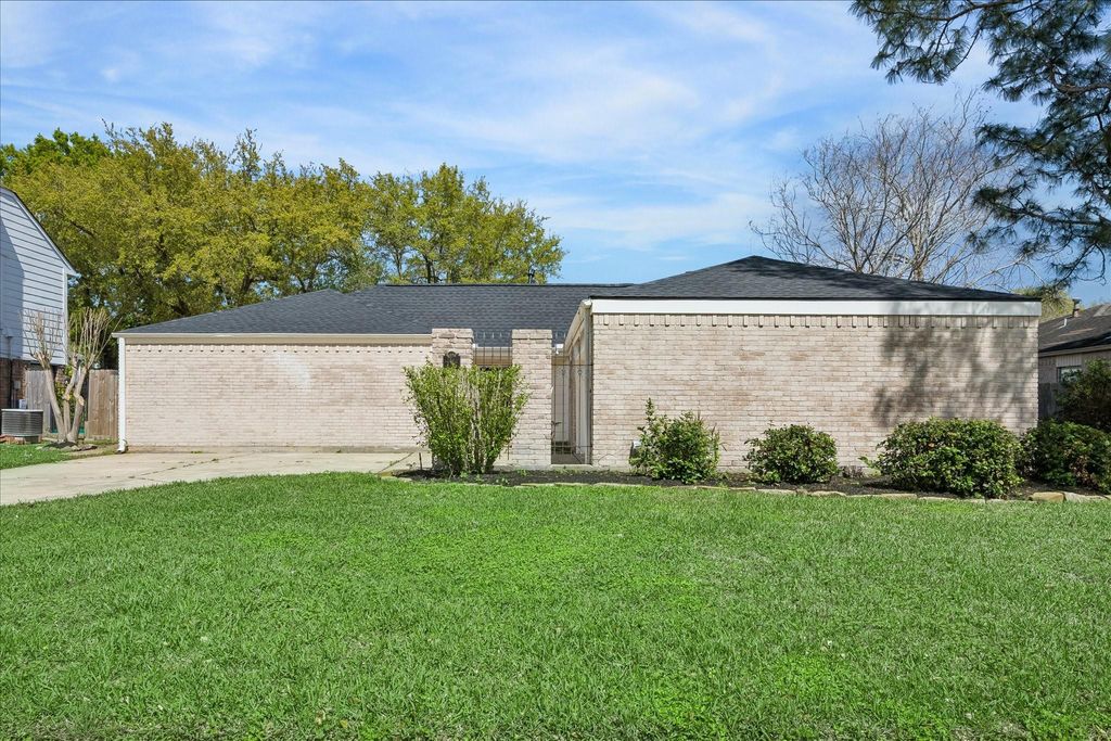14907 Aspen Hills Drive, Houston, TX 77062
