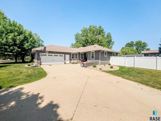208 W Chapelwood Dr, Brandon, SD 57005