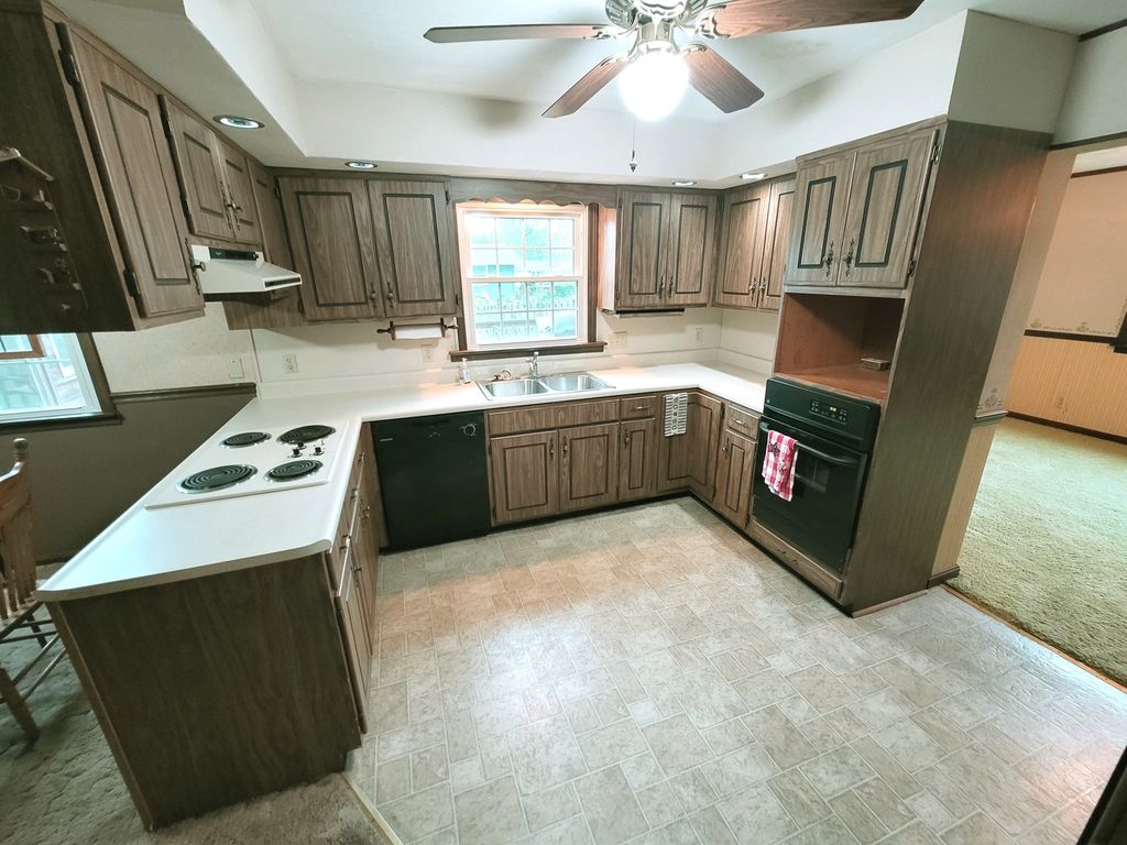 Image 12 of property listing at 14 Lakedale Drive, Salem, IL 62881