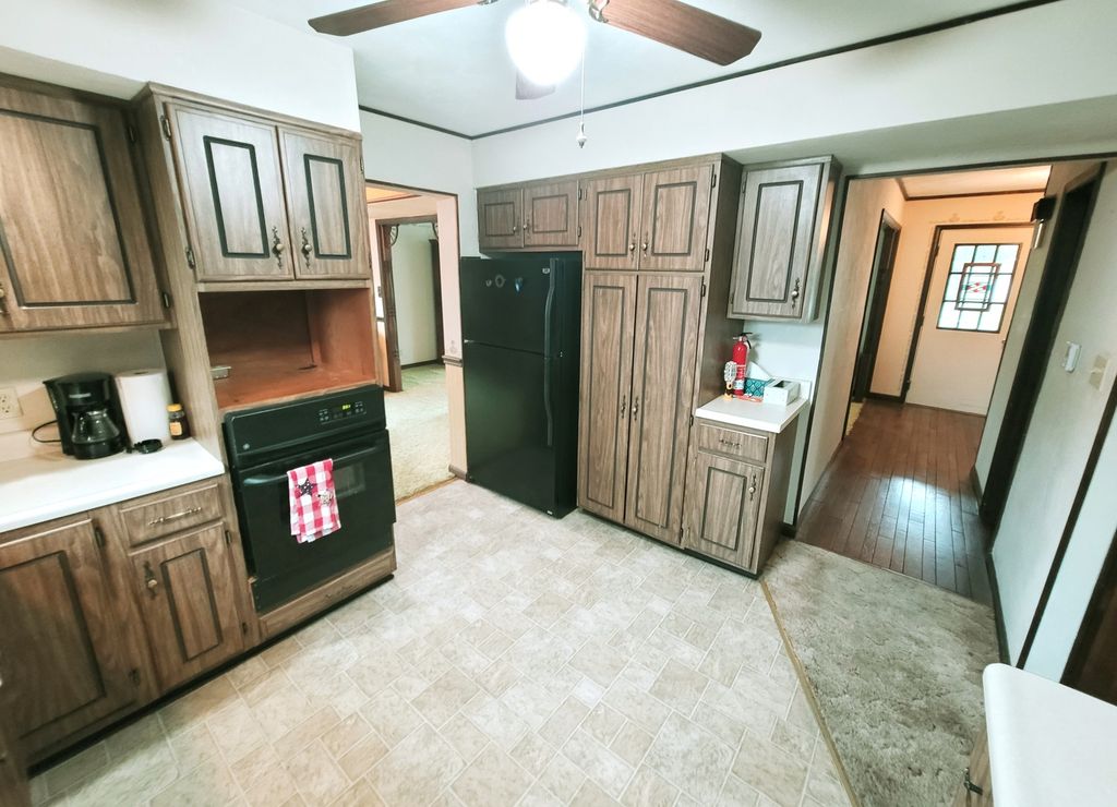 Image 13 of property listing at 14 Lakedale Drive, Salem, IL 62881