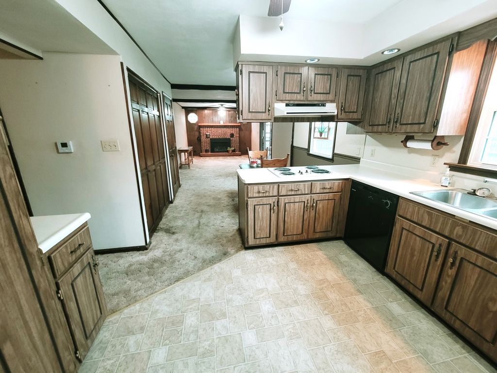 Image 15 of property listing at 14 Lakedale Drive, Salem, IL 62881