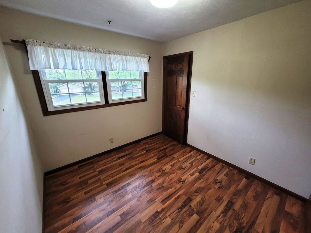 Image 27 of property listing at 14 Lakedale Drive, Salem, IL 62881